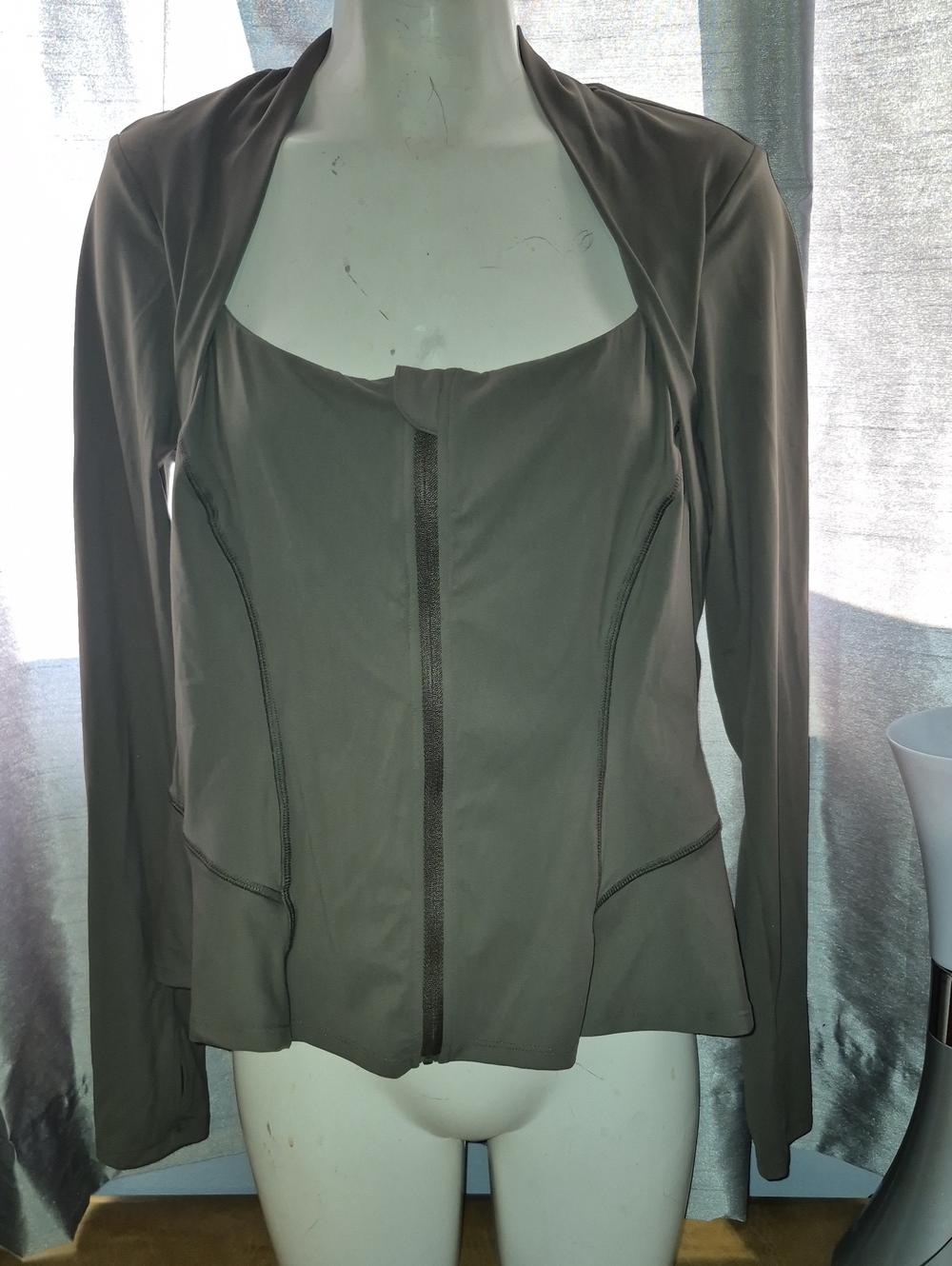 HALARA Ultrasculpt Pushup Yoga Curvy Jacket..size M..like New